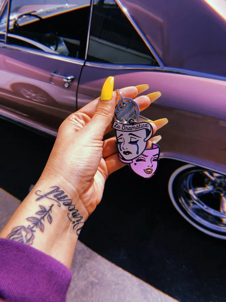 Las Dramáticas Keychain - Purple